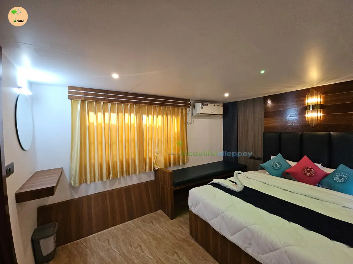 Three Bedroom Traditional Style Premium Houseboat with Upper Deck Hbcode:BGR03