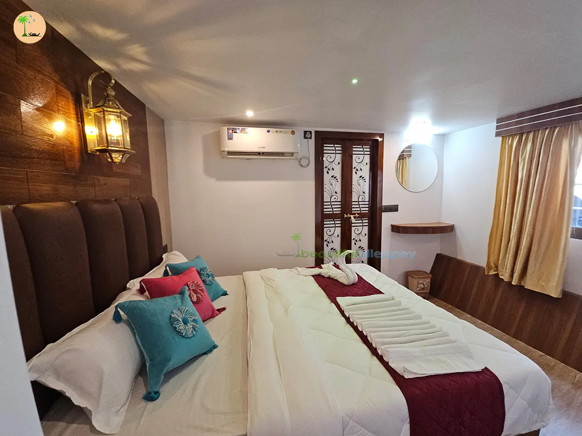 Three Bedroom Traditional Style Premium Houseboat with Upper Deck Hbcode:BGR03