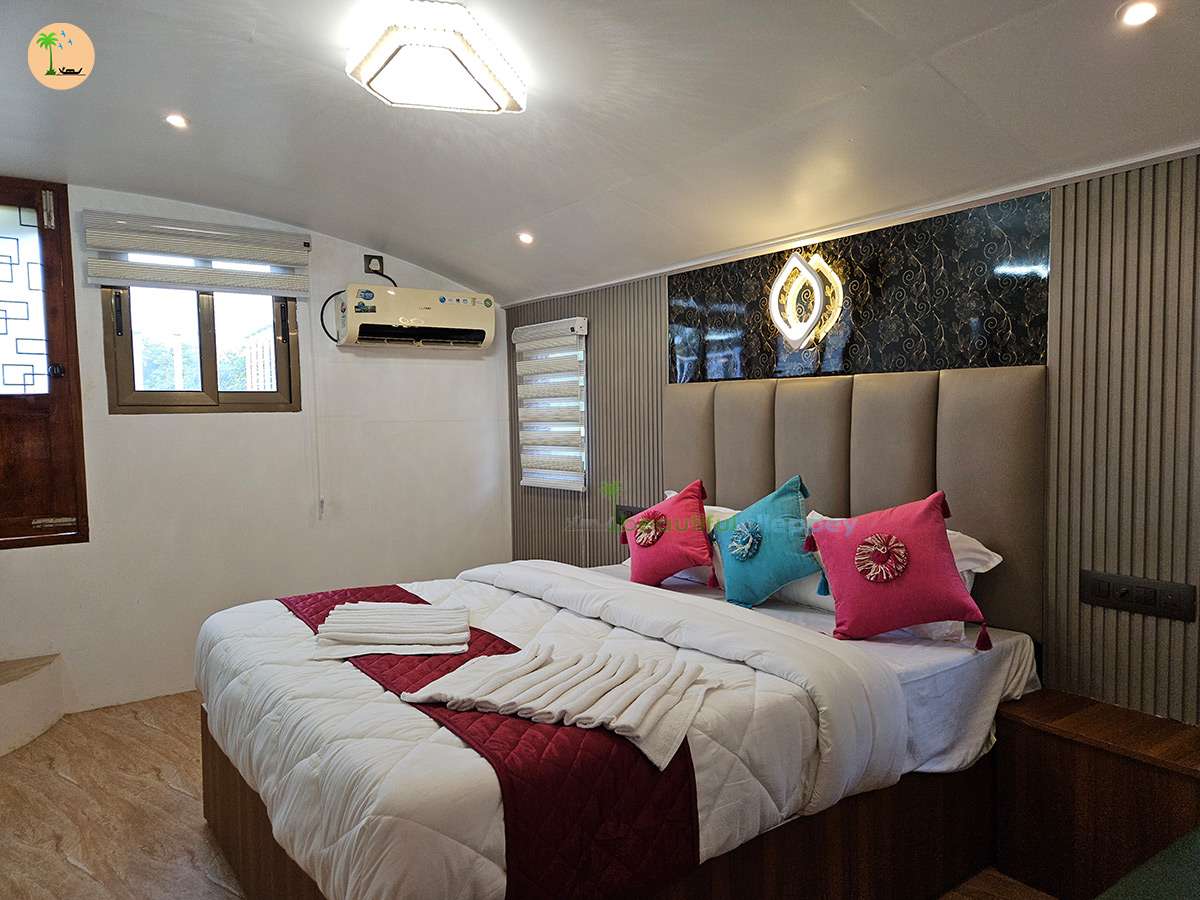 Three Bedroom Traditional Style Premium Houseboat with Upper Deck Hbcode:BGR03