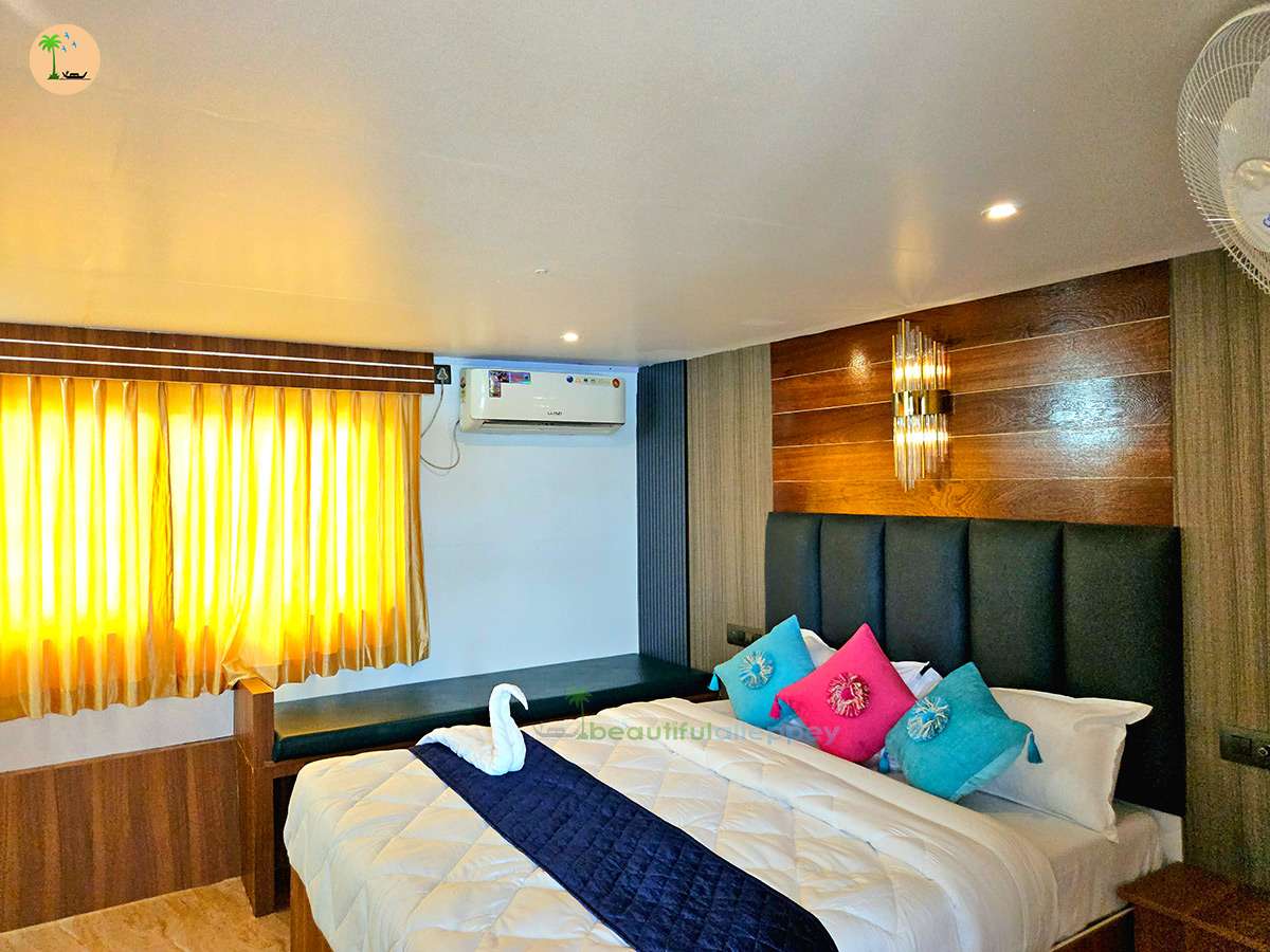 Three Bedroom Traditional Style Premium Houseboat with Upper Deck Hbcode:BGR03