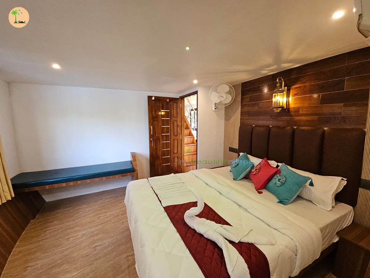 Three Bedroom Traditional Style Premium Houseboat with Upper Deck Hbcode:BGR03