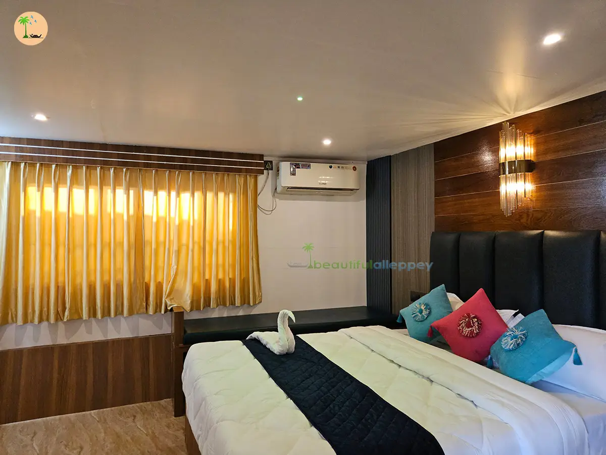 Three Bedroom Traditional Style Premium Houseboat with Upper Deck Hbcode:BGR03