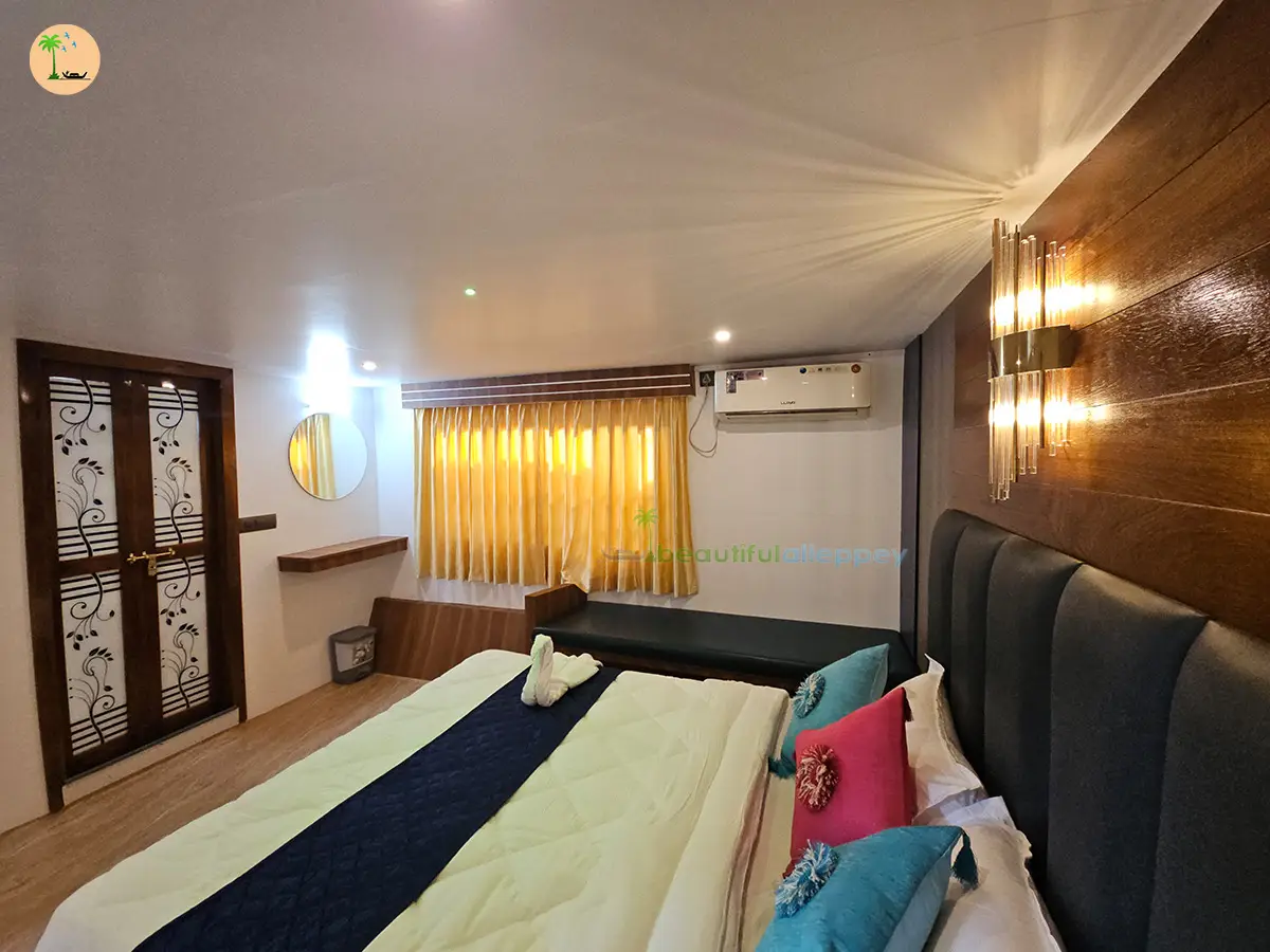 Three Bedroom Traditional Style Premium Houseboat with Upper Deck Hbcode:BGR03