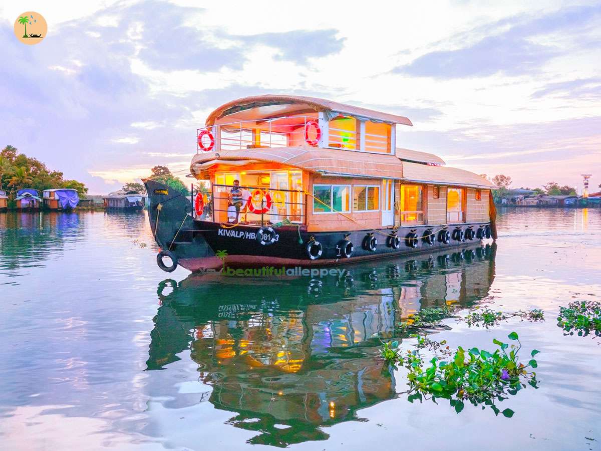Two Bedroom Premium Houseboat with upper deck – BNU02