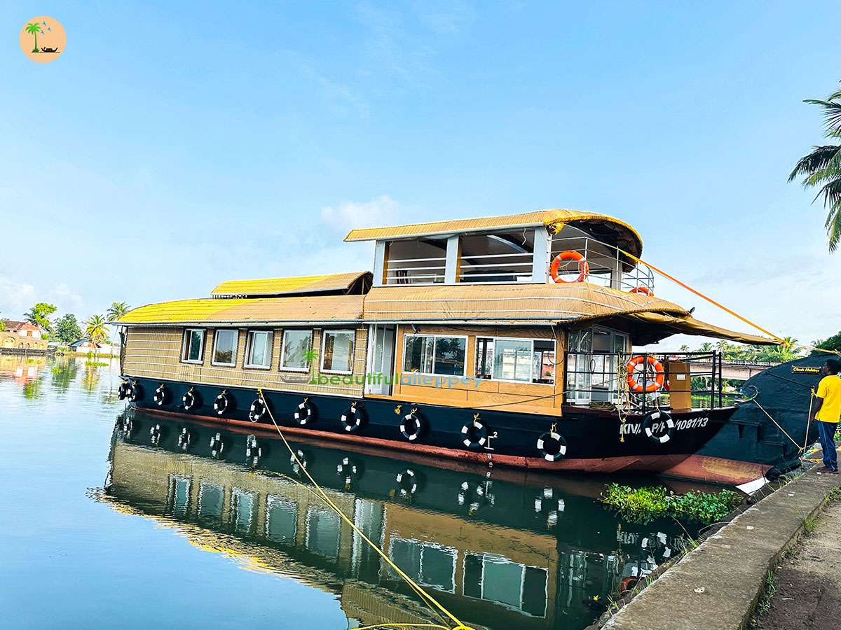 Two Bedroom Premium Houseboat with upper deck – BNU02