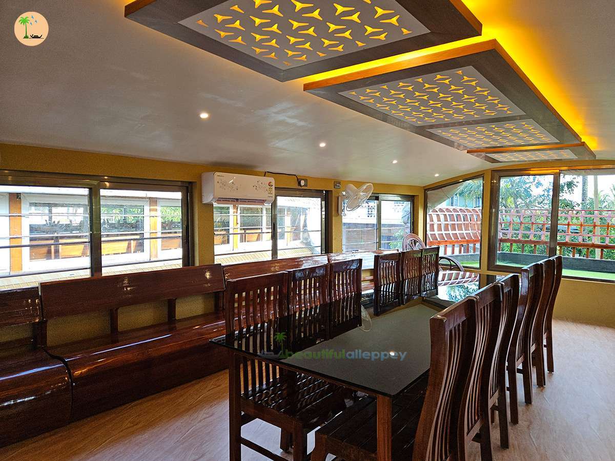 Three Bedroom Traditional Style Premium Houseboat with Upper Deck Hbcode:BGR03