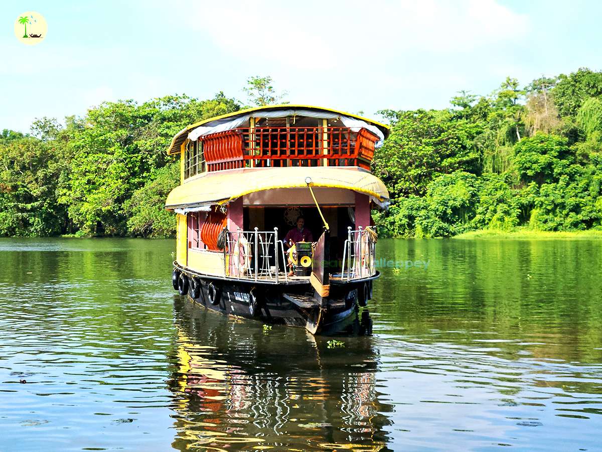 Three Bedroom Traditional Style Premium Houseboat with Upper Deck Hbcode:BGR03