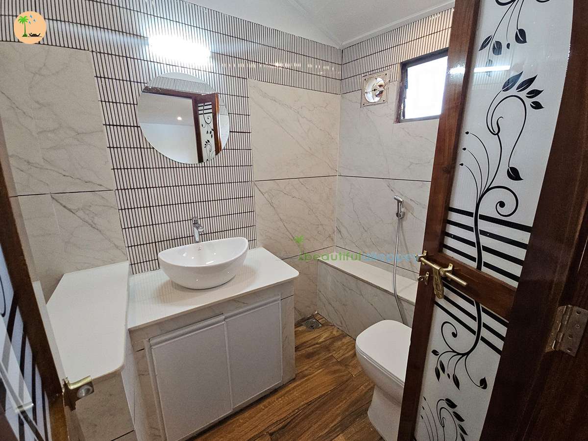 Three Bedroom Traditional Style Premium Houseboat with Upper Deck Hbcode:BGR03