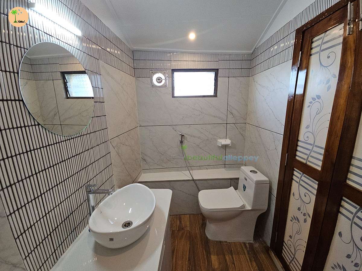 Three Bedroom Traditional Style Premium Houseboat with Upper Deck Hbcode:BGR03