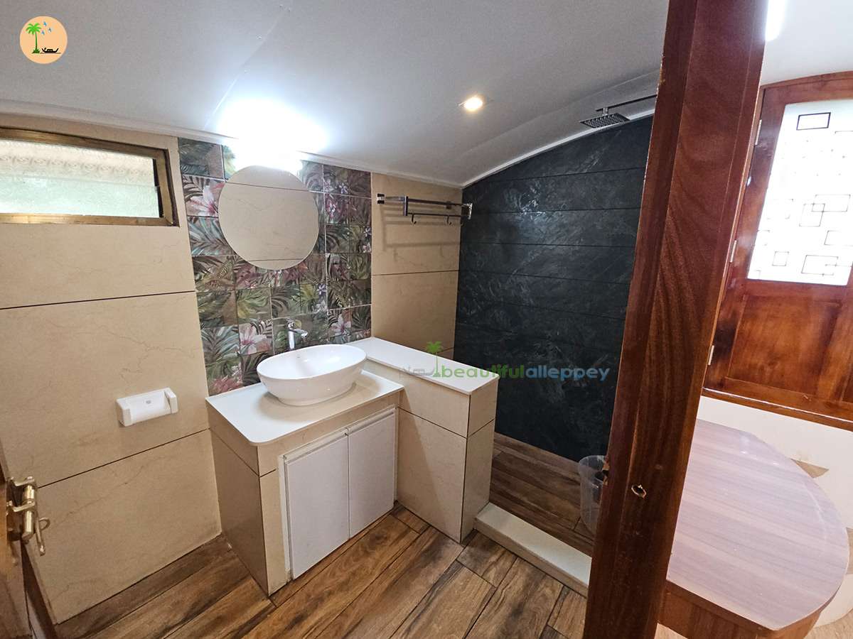 Three Bedroom Traditional Style Premium Houseboat with Upper Deck Hbcode:BGR03