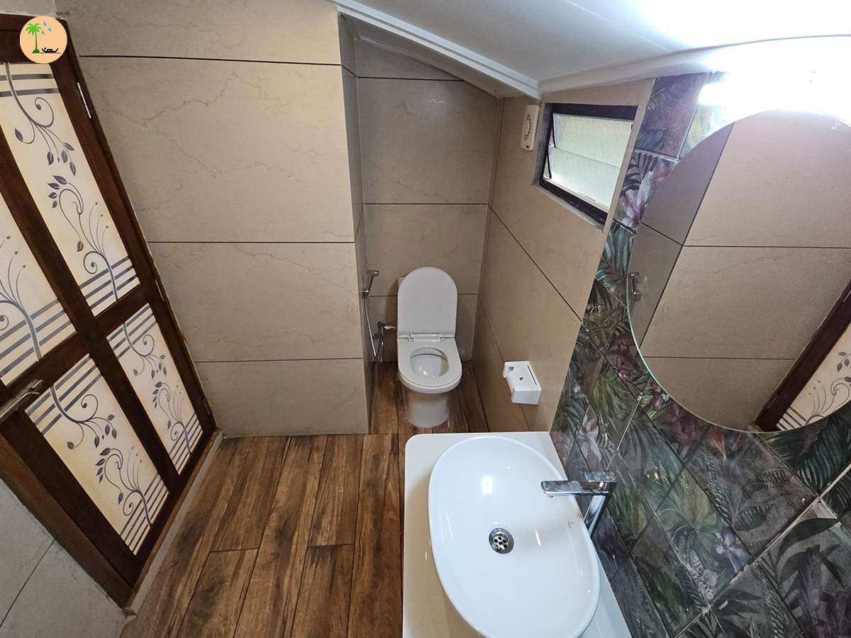 Three Bedroom Traditional Style Premium Houseboat with Upper Deck Hbcode:BGR03
