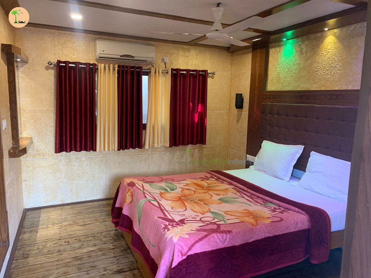 Five Bedroom Deluxe Houseboat with upper deck KMA05