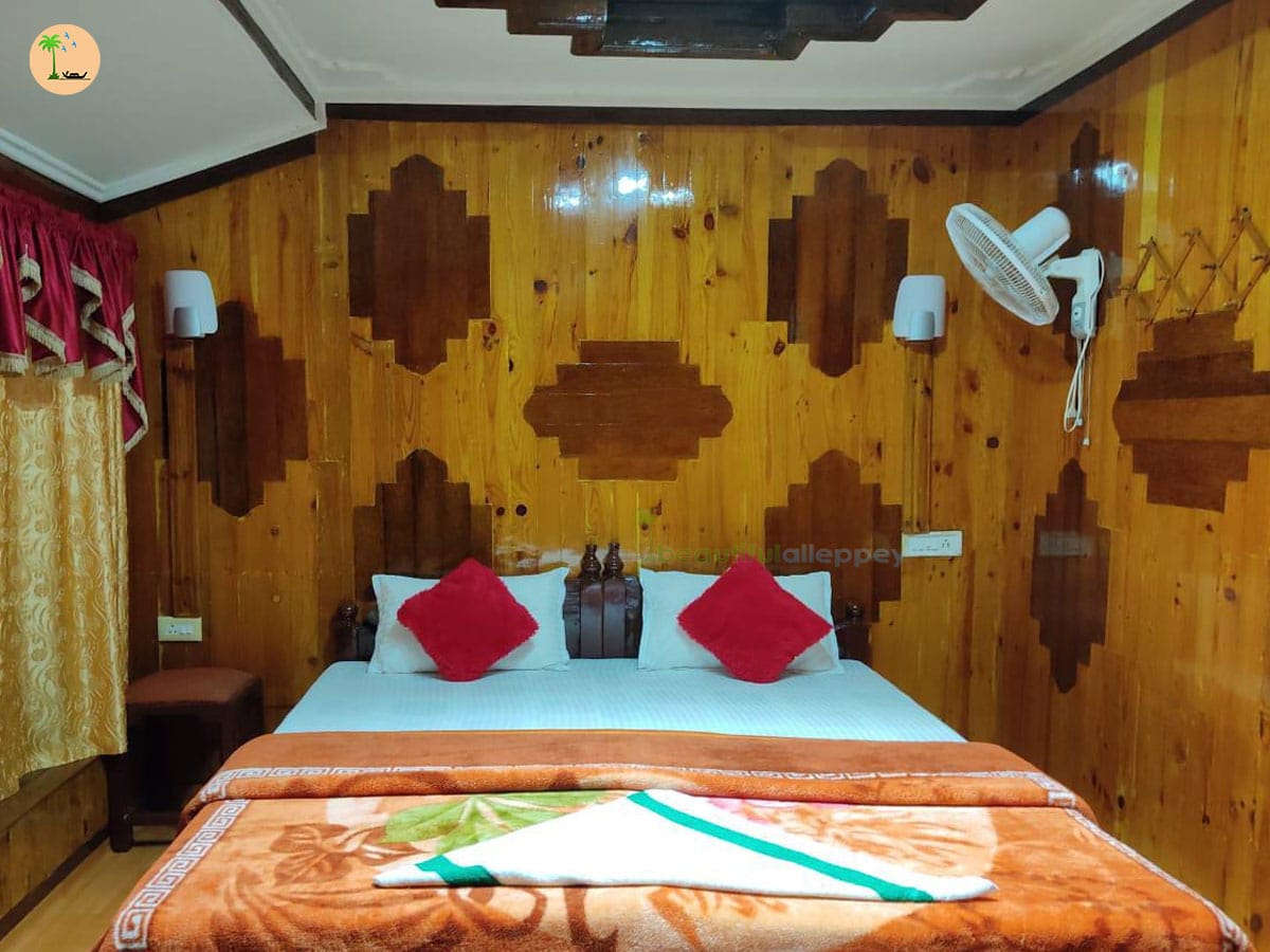 One Bedroom Deluxe Houseboat with upper deck – VIG01
