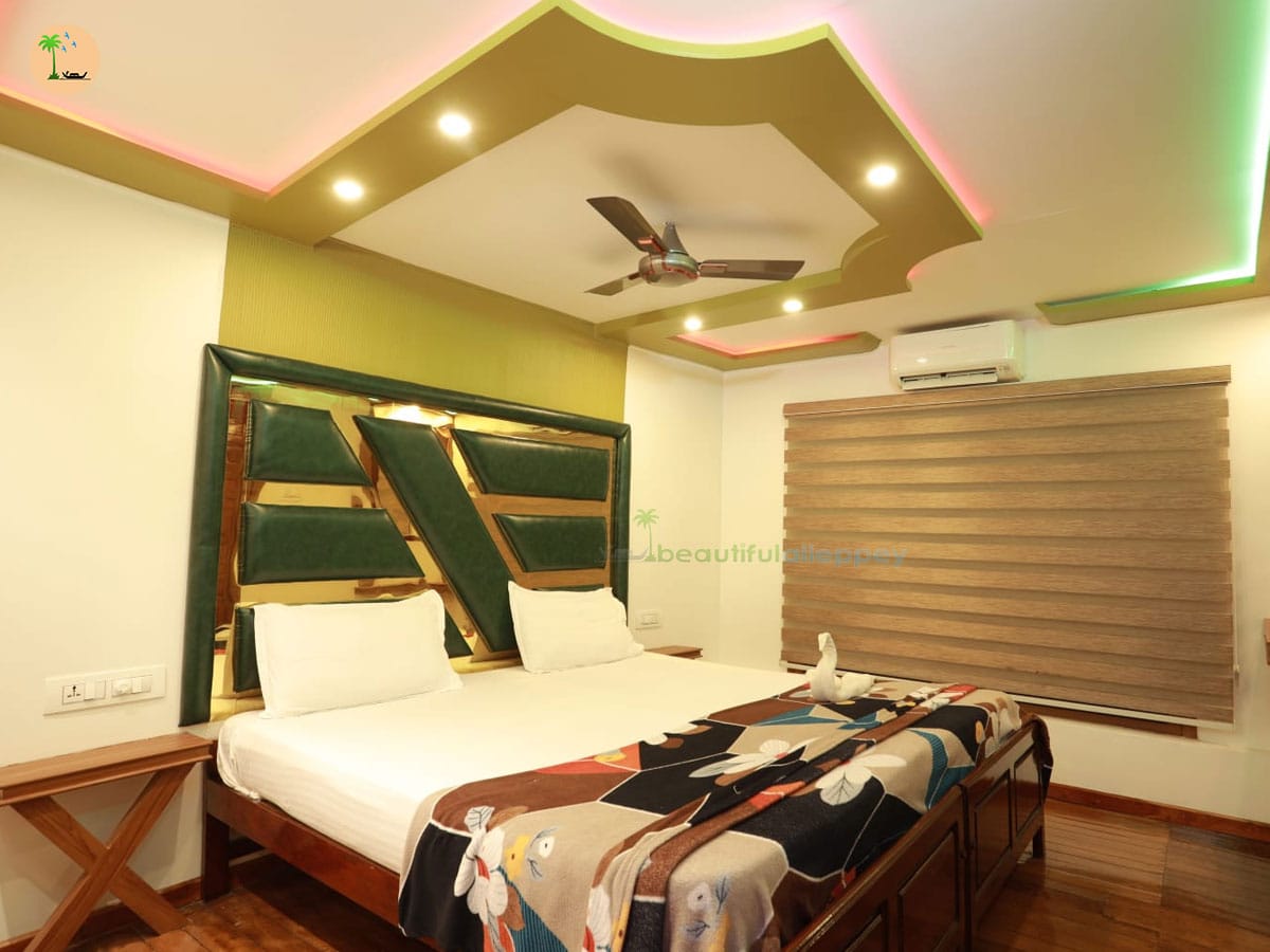 Five Bedroom Deluxe Houseboat with upper deck – THE05
