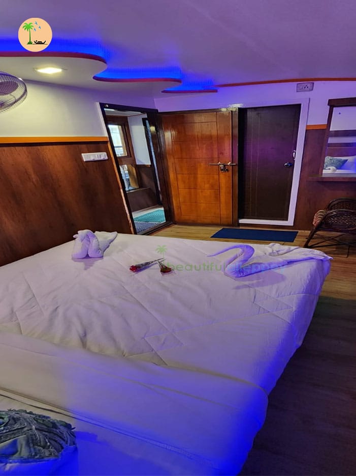 One Bedroom Premium A/C Houseboat with Upper Deck – BGR01