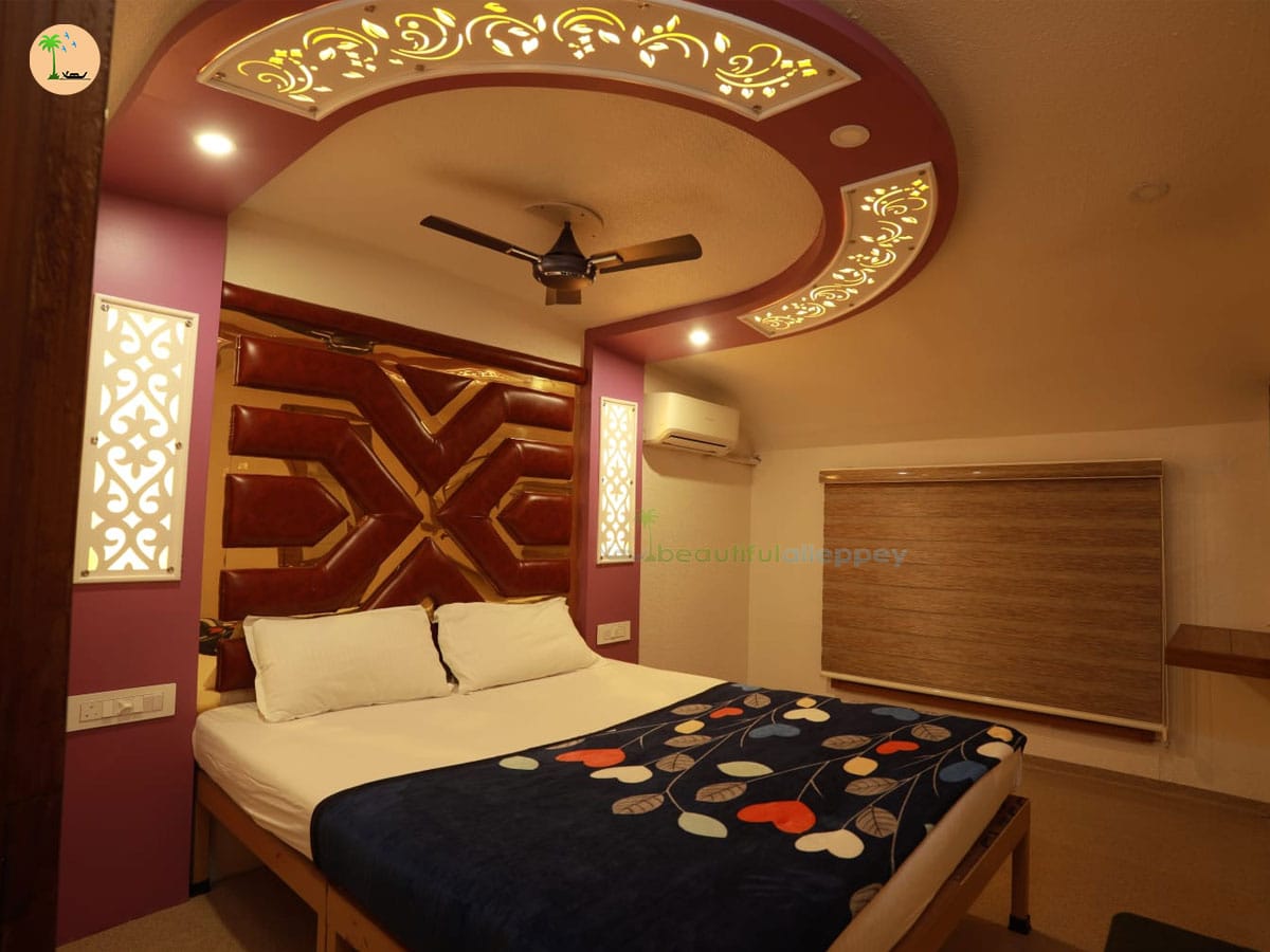 Five Bedroom Deluxe Houseboat with upper deck – THE05