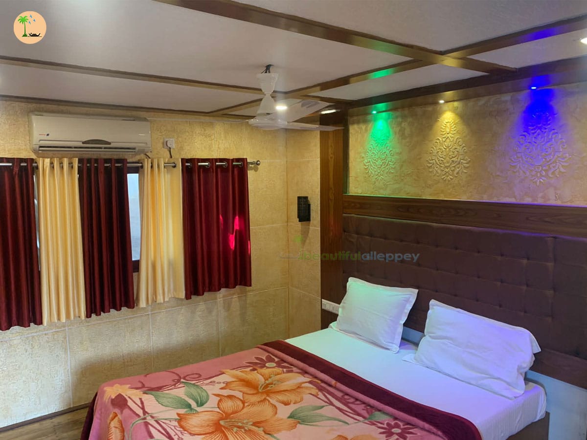 Five Bedroom Deluxe Houseboat with upper deck KMA05
