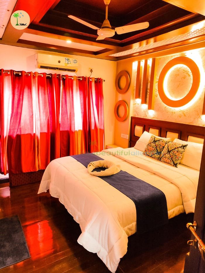 Three Bedroom Premium Houseboat with Upper Deck – Hbcode:JAY03