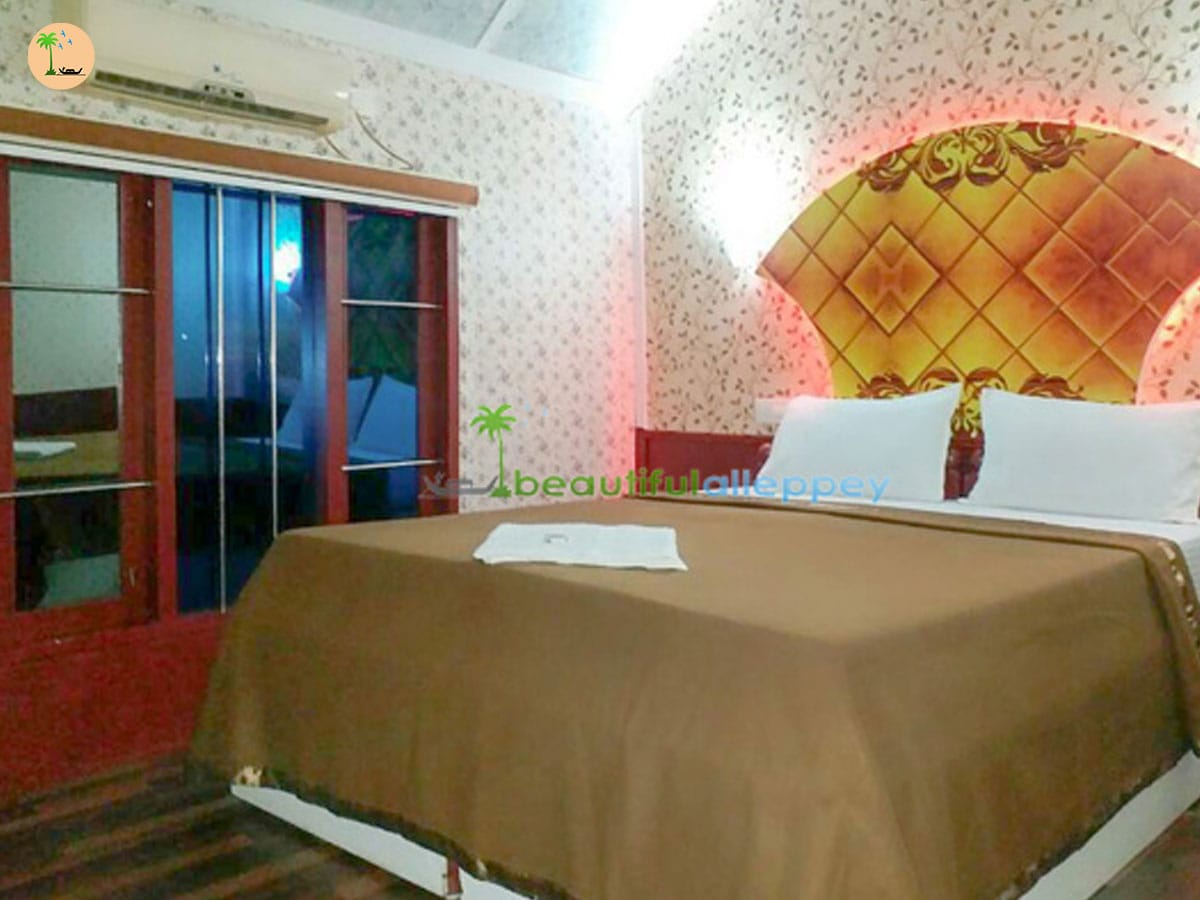 One Bedroom Deluxe Houseboat with upper deck KVN01