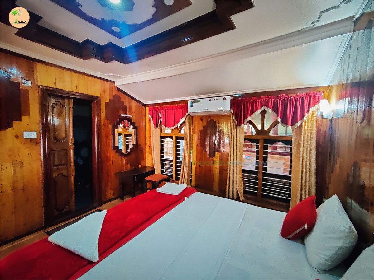 One Bedroom Deluxe Houseboat with upper deck – VIG01