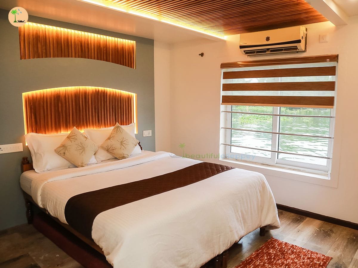 Six Bedroom Houseboat with Upper Deck – TRI06