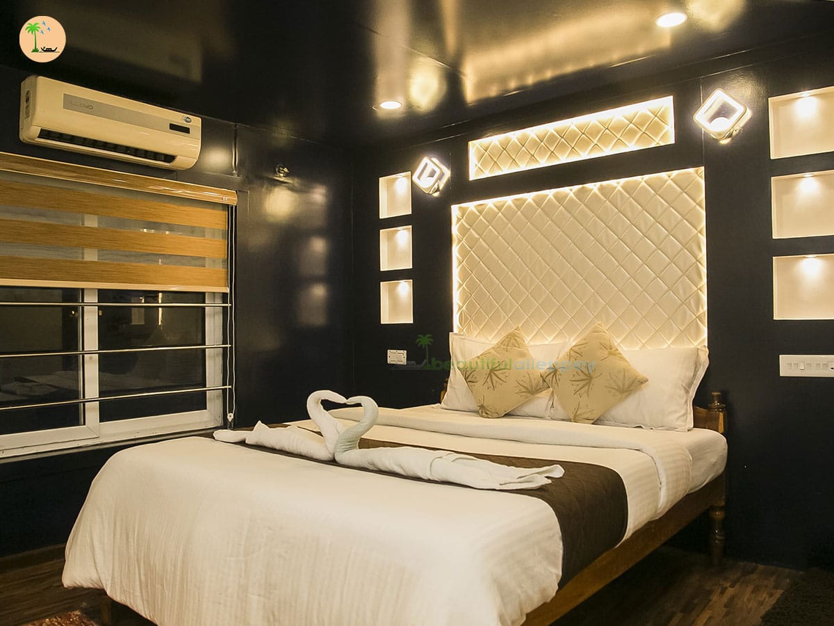 Six Bedroom Premium A/C Houseboat with upper deck – TRI06