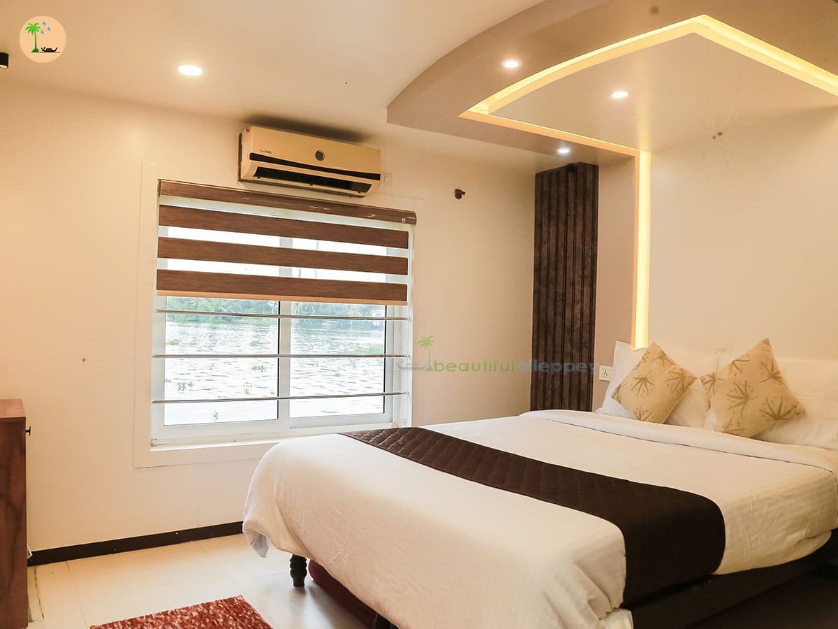 Six Bedroom Houseboat with Upper Deck – TRI06