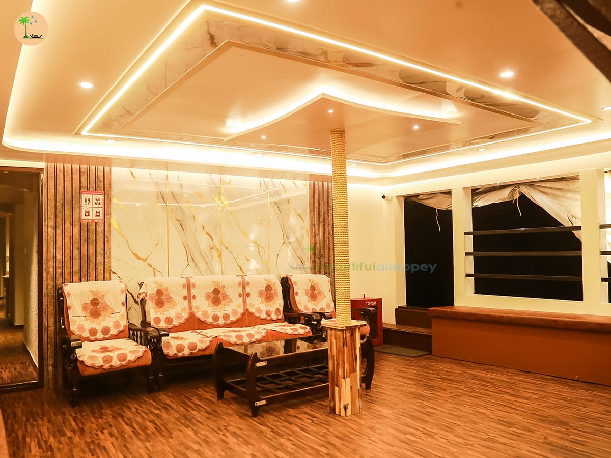 Six Bedroom Houseboat with Upper Deck – TRI06