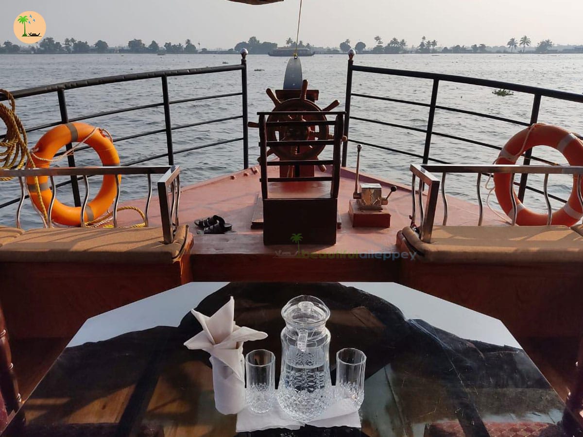 One Bedroom Deluxe Houseboat with upper deck – VIG01