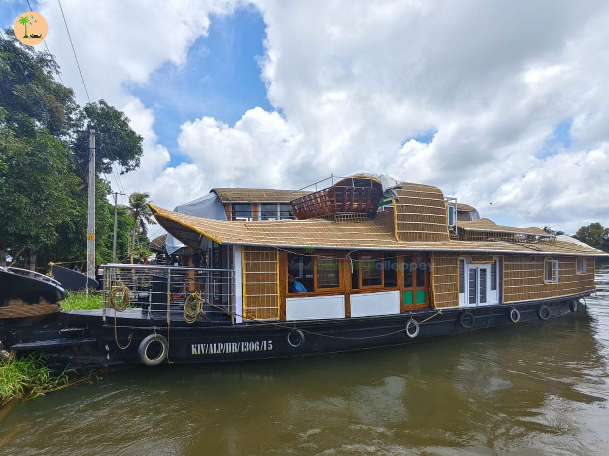 One Bedroom Premium A/C Houseboat with Upper Deck – BGR01