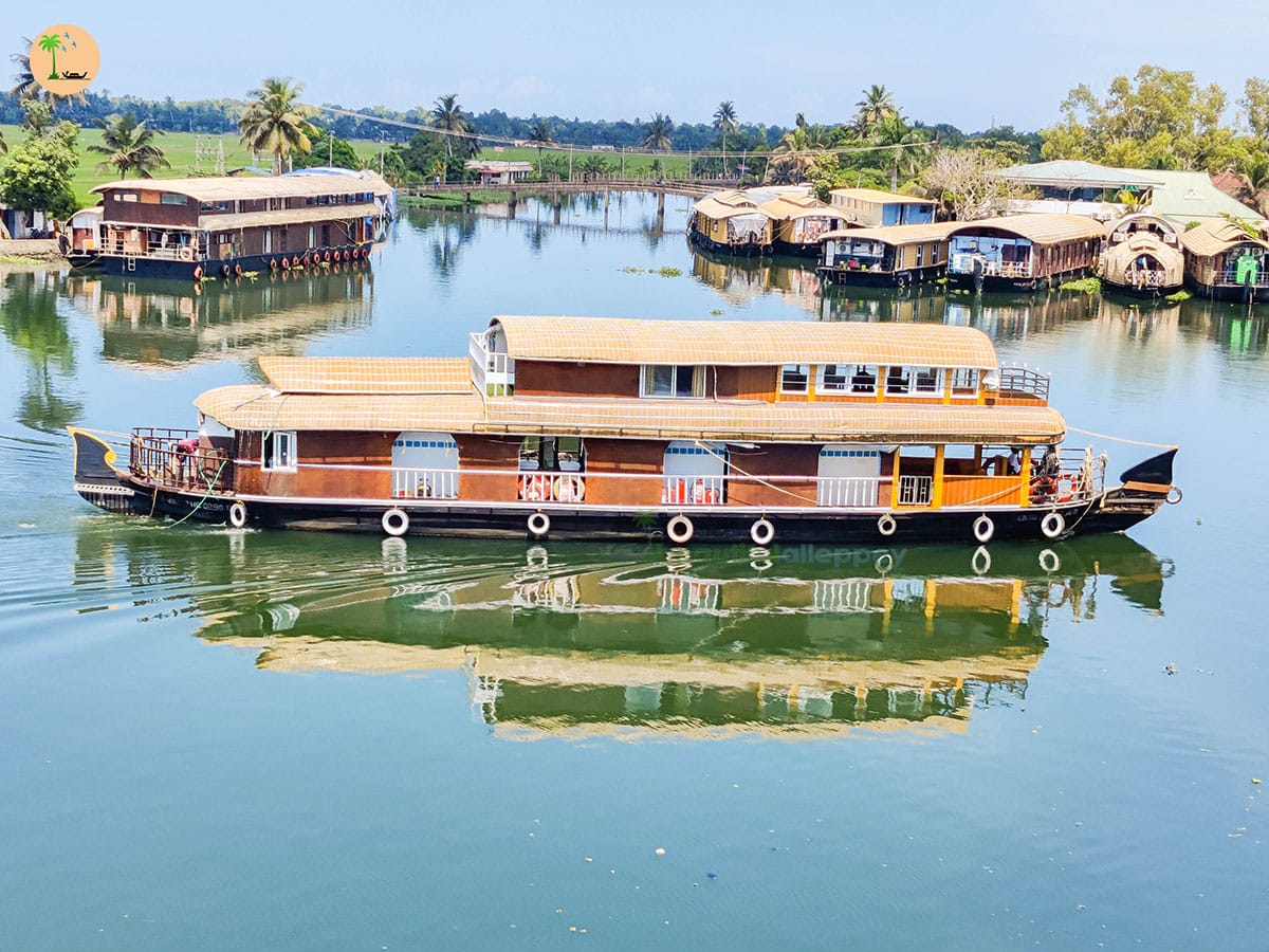 Four Bedroom Deluxe Houseboat with upper deck – BGR04