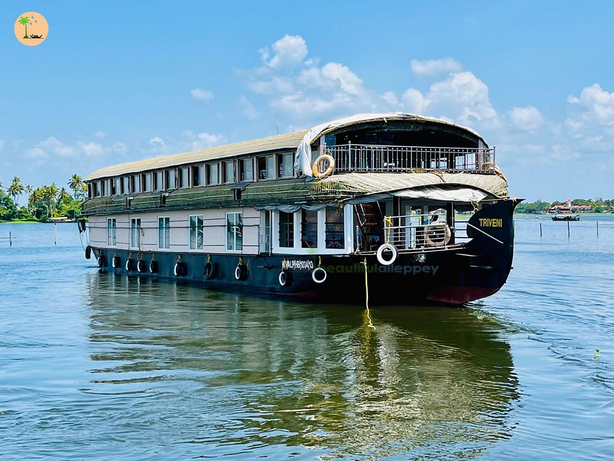 Six Bedroom Premium A/C Houseboat with upper deck – TRI06