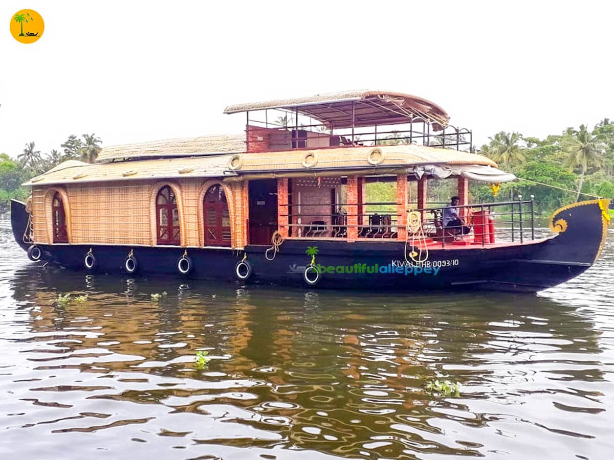 One Bedroom Deluxe Houseboat with upper deck – VIG01