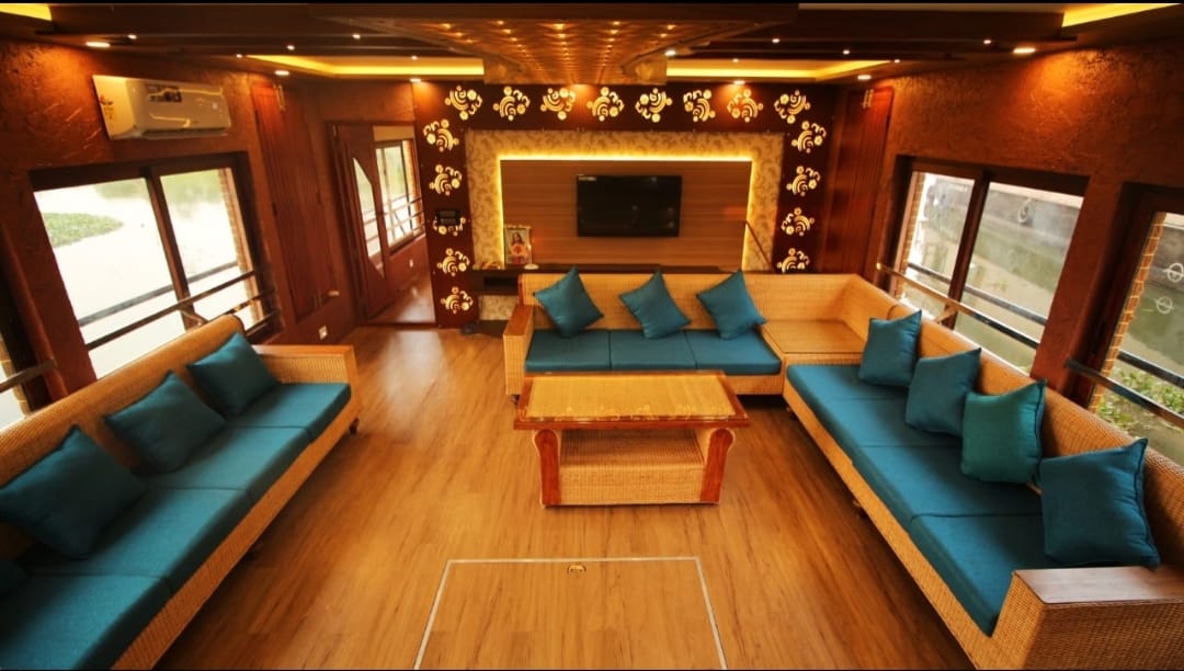 4 bedroom luxury houseboat