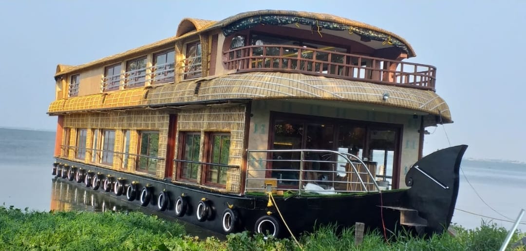 Four Bedroom Luxury Houseboat with upper deck – LAH04