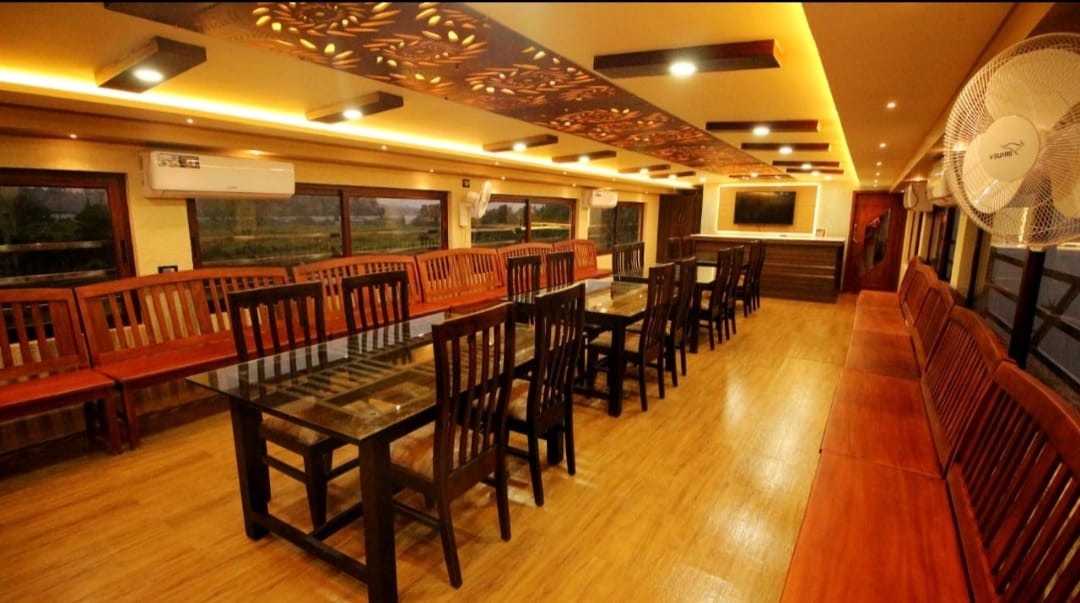 Four Bedroom Luxury Houseboat with upper deck – LAH04