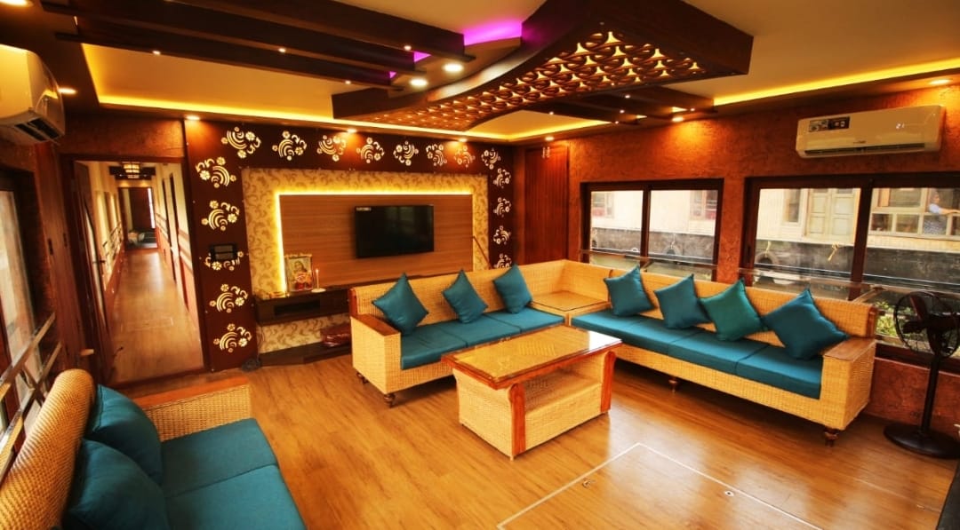 Four Bedroom Luxury Houseboat with upper deck – LAH04