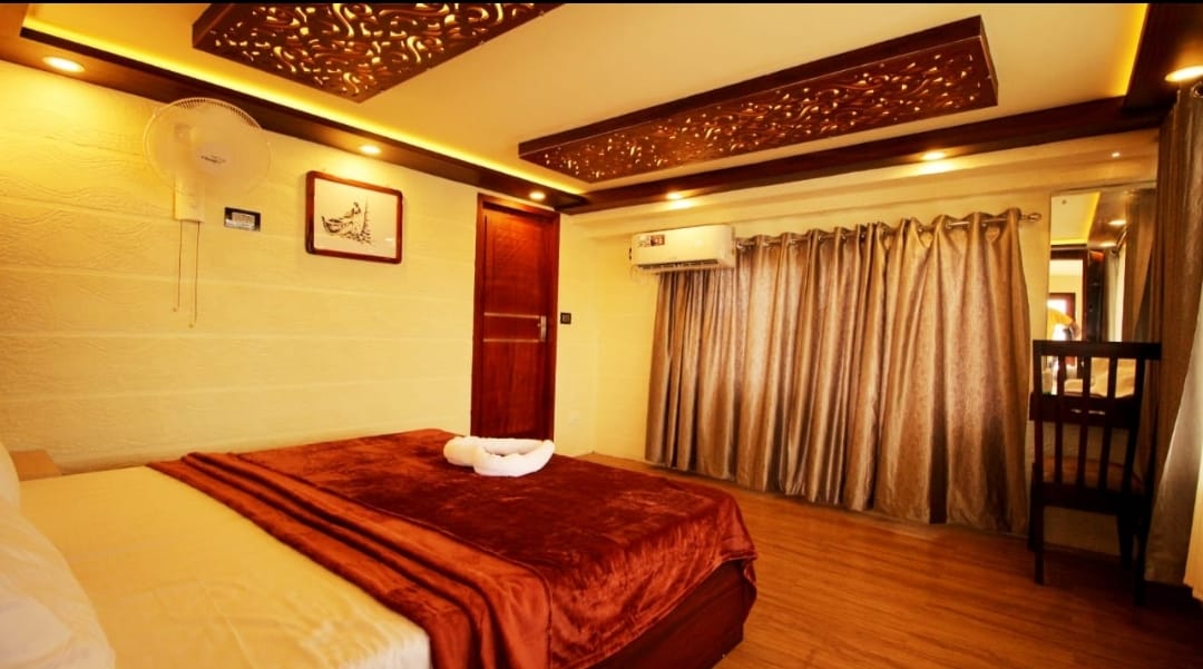 Four Bedroom Luxury Houseboat with upper deck – LAH04