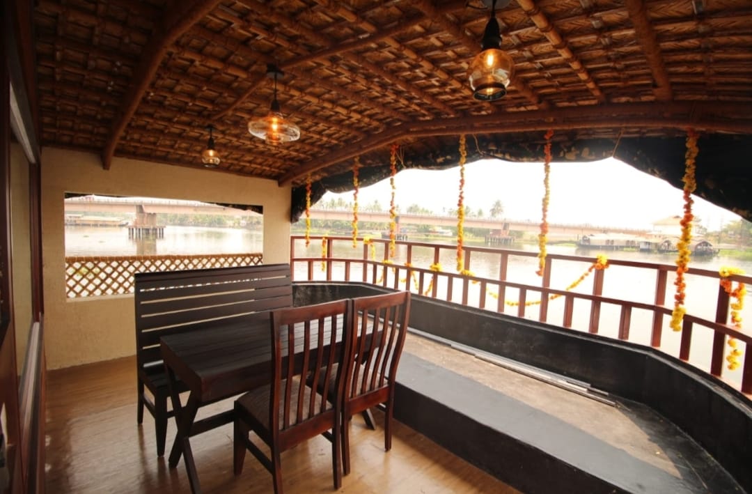 Four Bedroom Luxury Houseboat with upper deck – LAH04