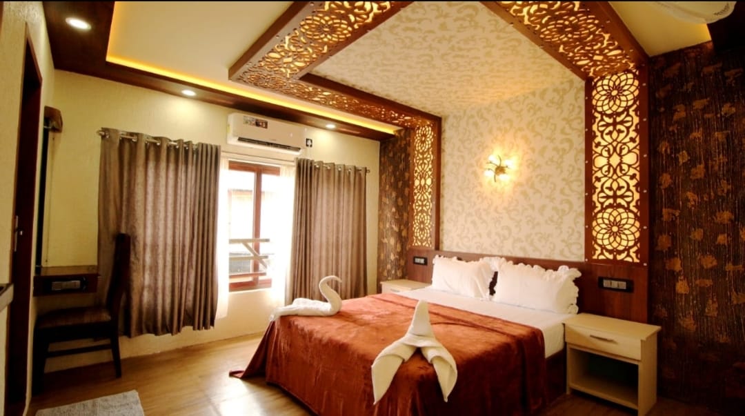 Four Bedroom Luxury Houseboat with upper deck – LAH04