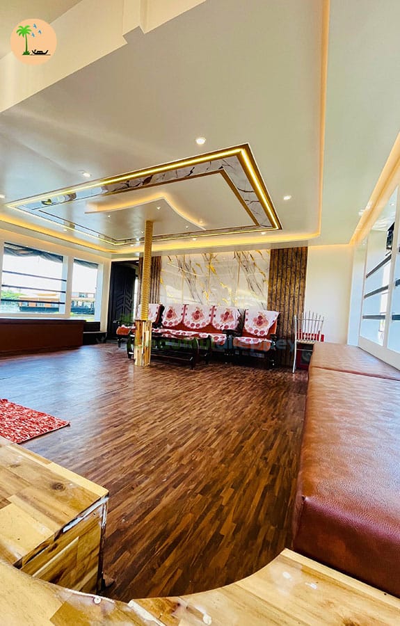 Six Bedroom Houseboat with Upper Deck – TRI06