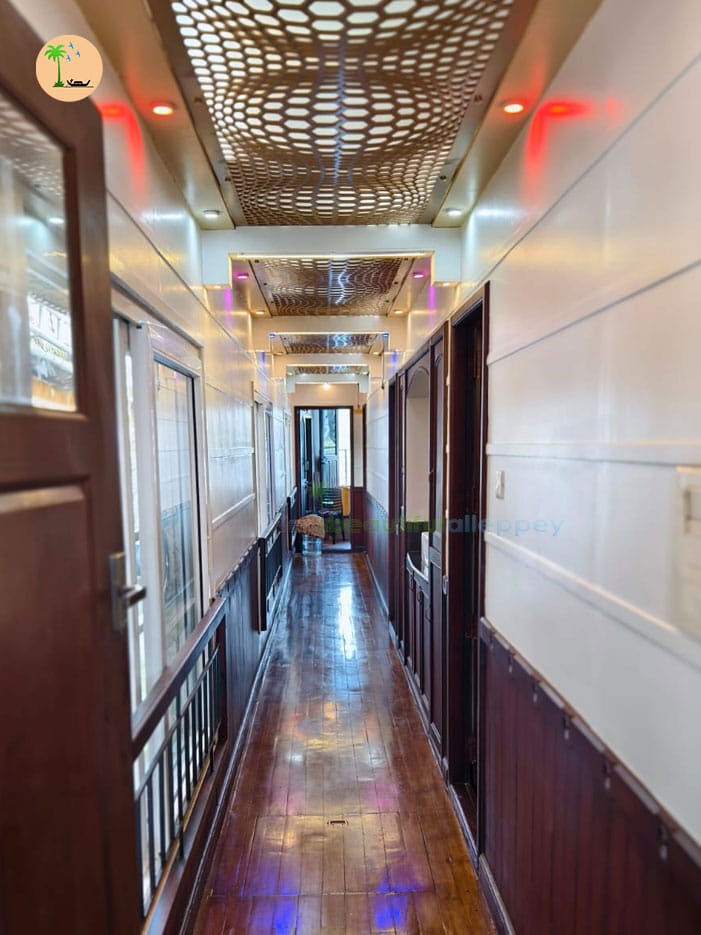 Three Bedroom Premium Houseboat with Upper Deck – Hbcode:JAY03