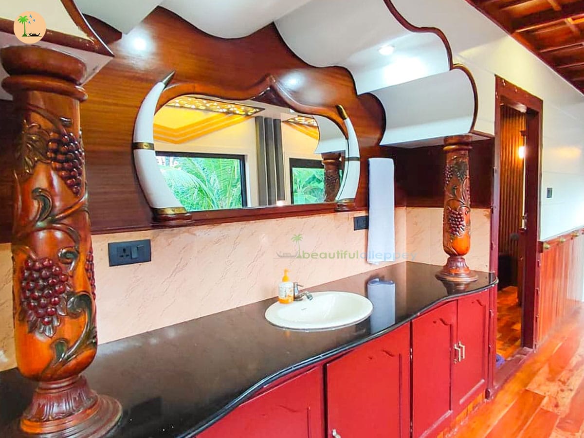Two Bedroom Premium Houseboat with Upper Deck – LAKR02