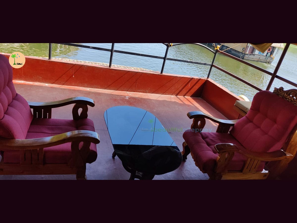 One Bedroom Deluxe Houseboat with upper deck – VIG01