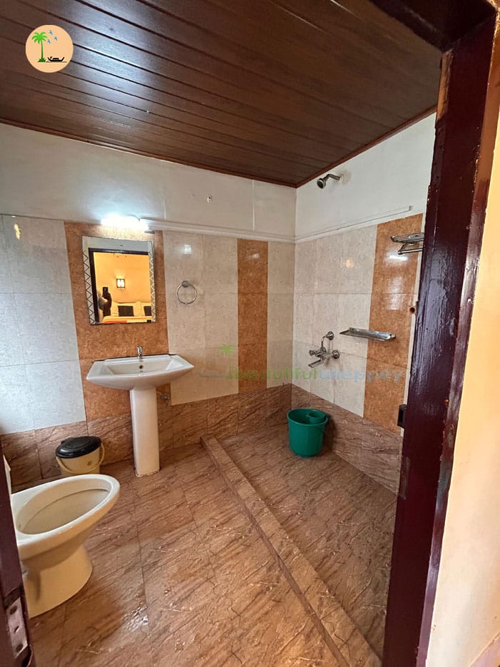 One Bedroom Deluxe Houseboat with upper deck DYNA01
