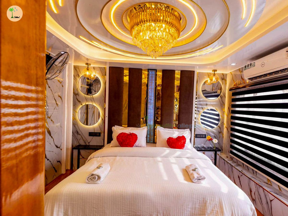 Two Bedroom Ultra Premium Houseboat with Upper Deck FIY02