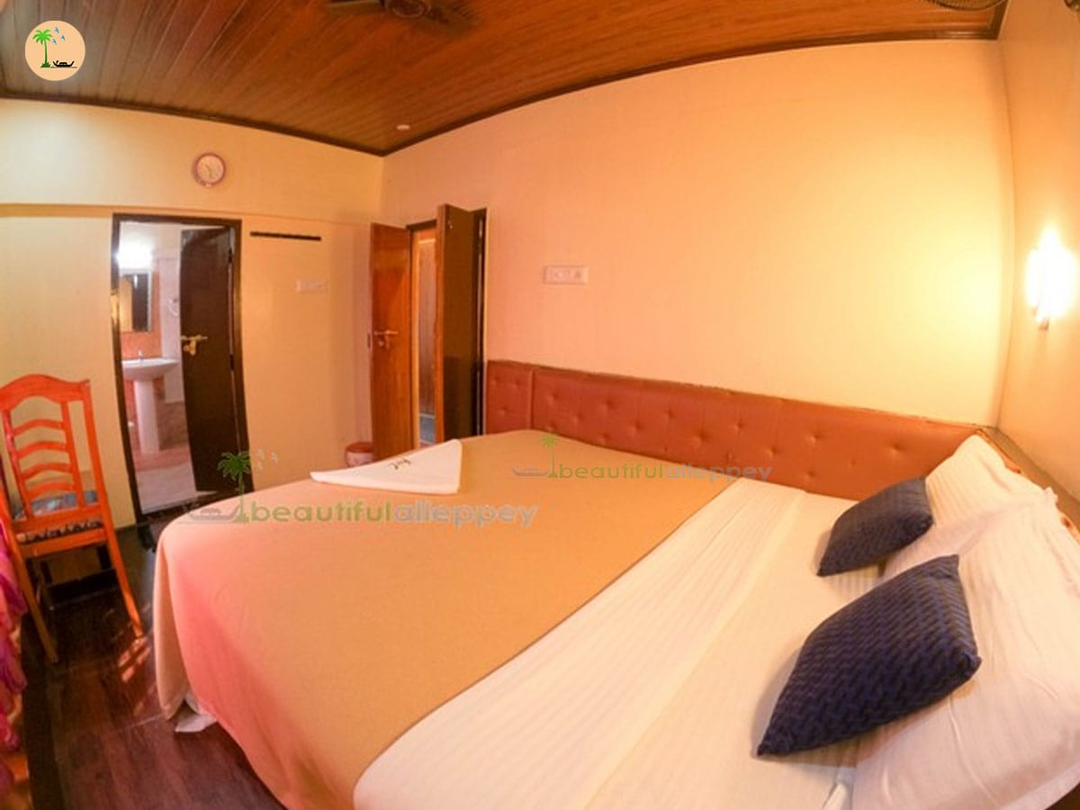 One Bedroom Deluxe Houseboat with upper deck DYNA01