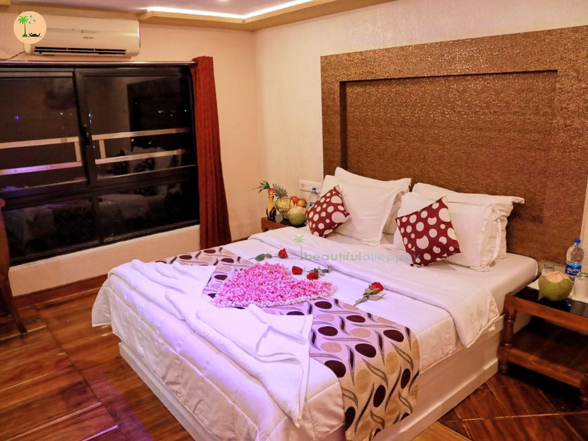 Six Bedroom Premium Houseboat with upper deck AQUA06