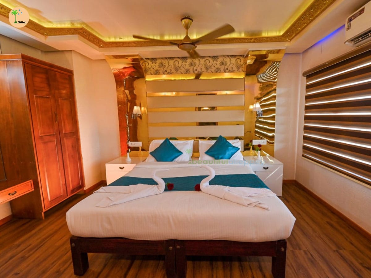Six Bedroom Luxury Houseboat with Upper Deck IND06