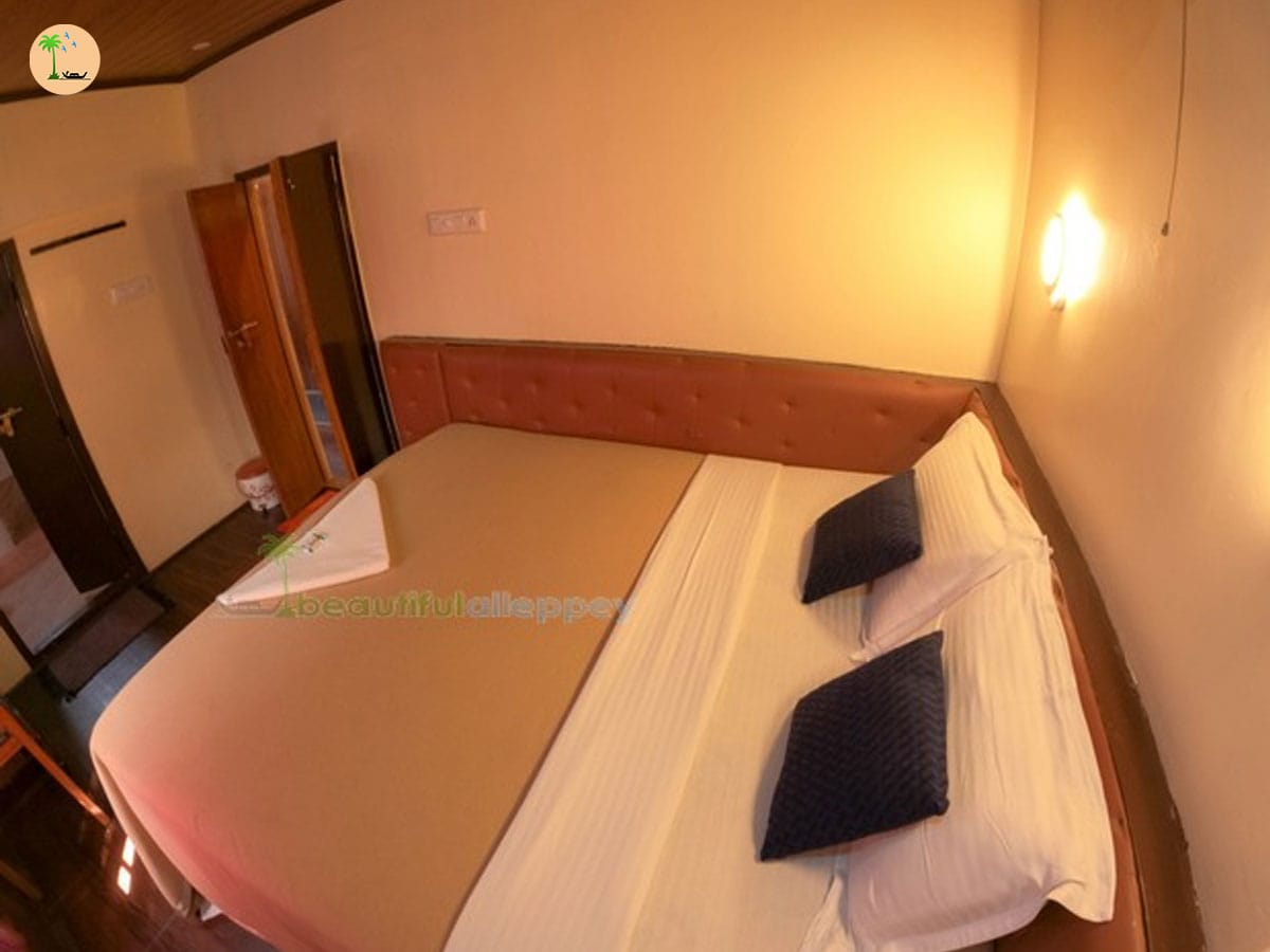 One Bedroom Deluxe Houseboat with upper deck DYNA01